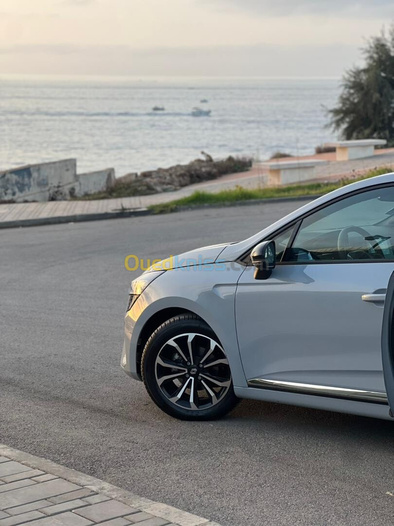 Renault Clio gris nardo ( gris rafale ) full option 2024 0 retouche