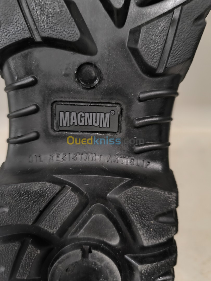 MAGNUM NEUF VENU DE FRANCE POINTURE 47