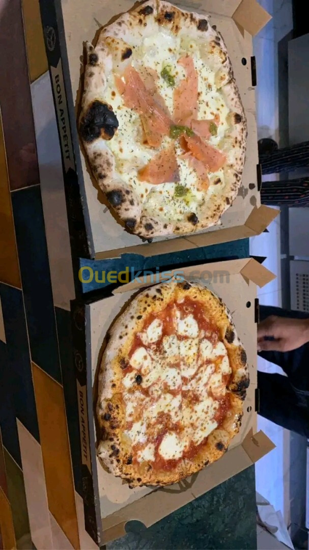 Chef pizzaiolo pizza Napoli four à bois 