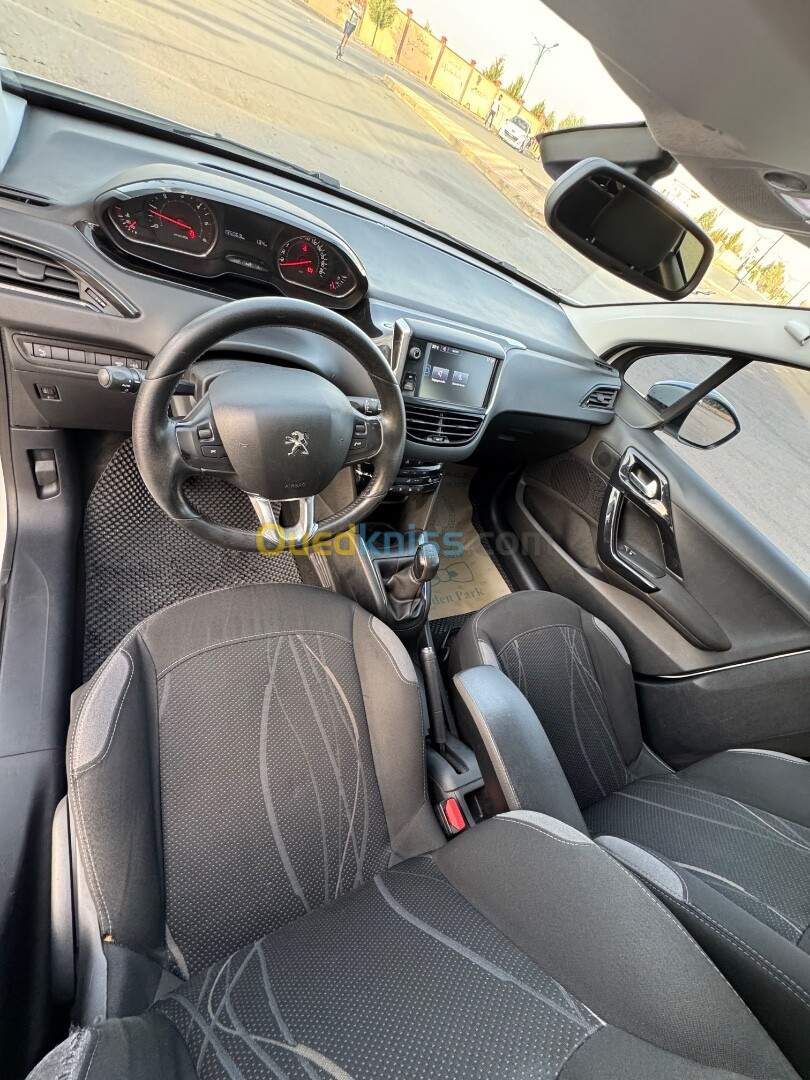 Peugeot 208 2015 Allure