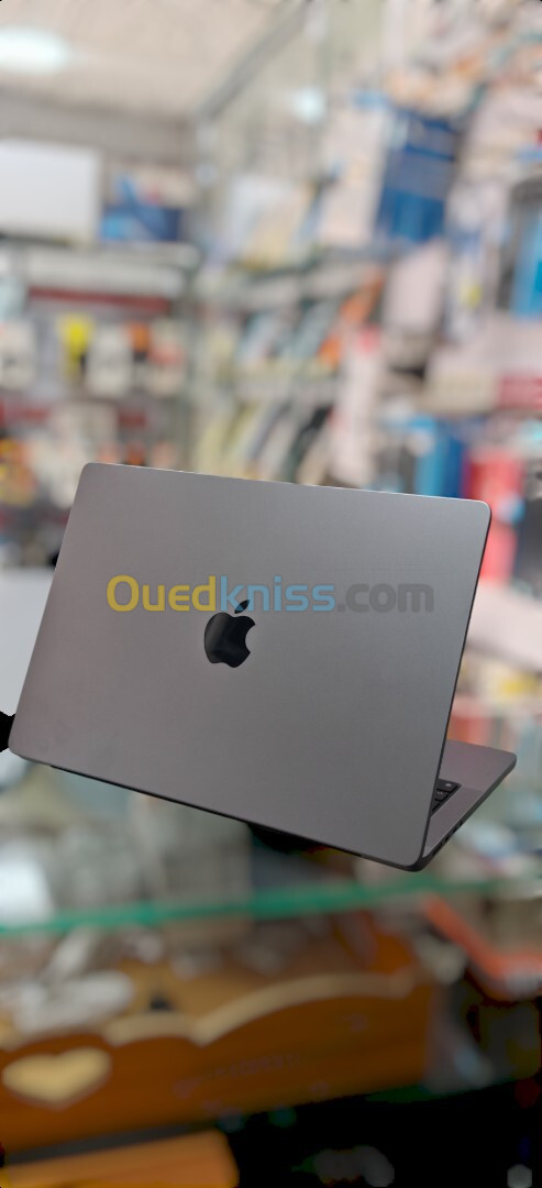 Macbook pro m3 2023 libéré officiel 