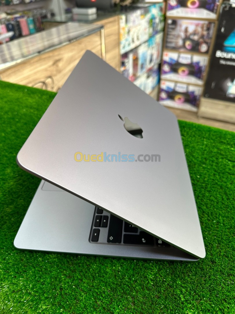 MacBook Pro M2 13.3" 8G 256G etat comme neuf 