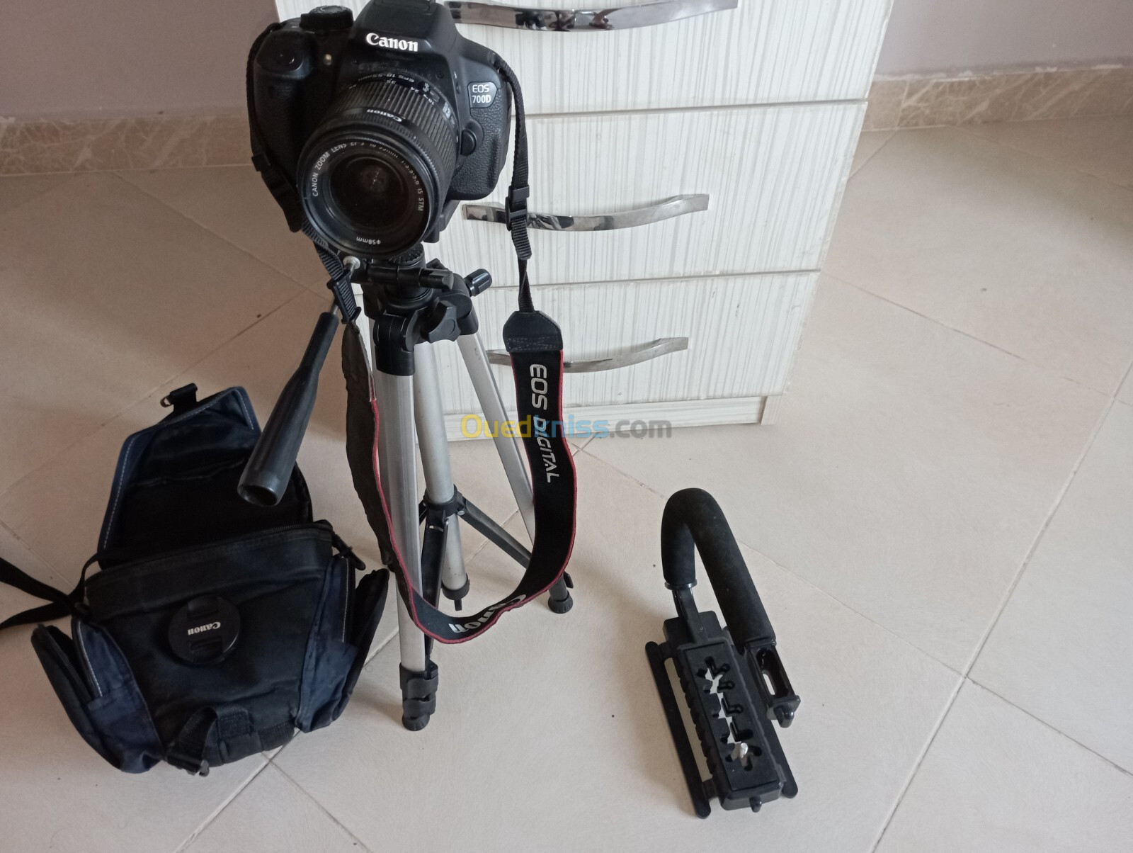 Camera canon 700D avec tripier et stabilisateur+1 batterie+ carte mémoire 16 GB