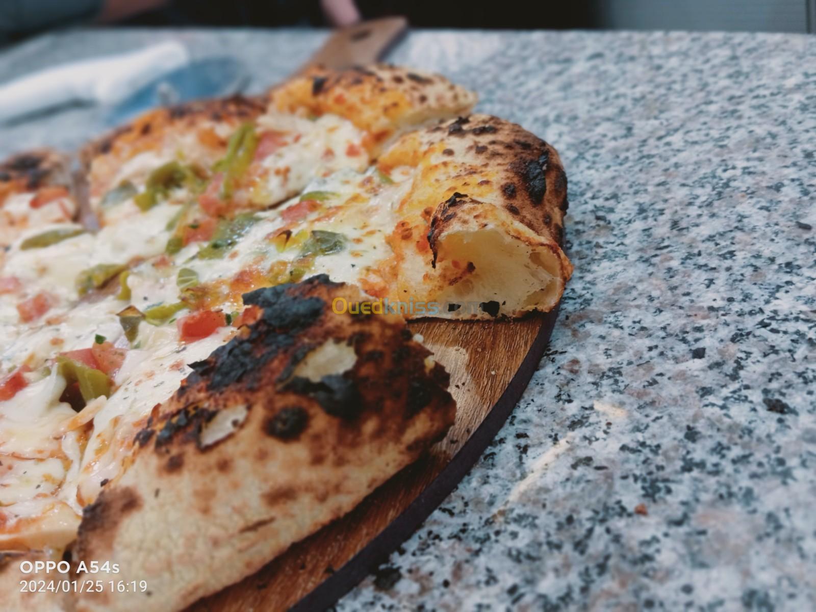 Deux pizzaiolo four a bois  