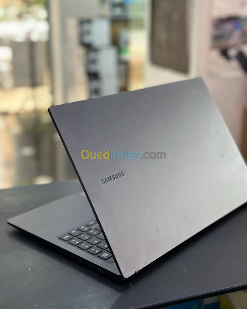 SMAMSUNG GALAXYBOOK 3 Intel Core i5-1335U 12 Mo de cache, jusquà 4,60 GHz 8GB 256GB SSD 15.6 FULL HD