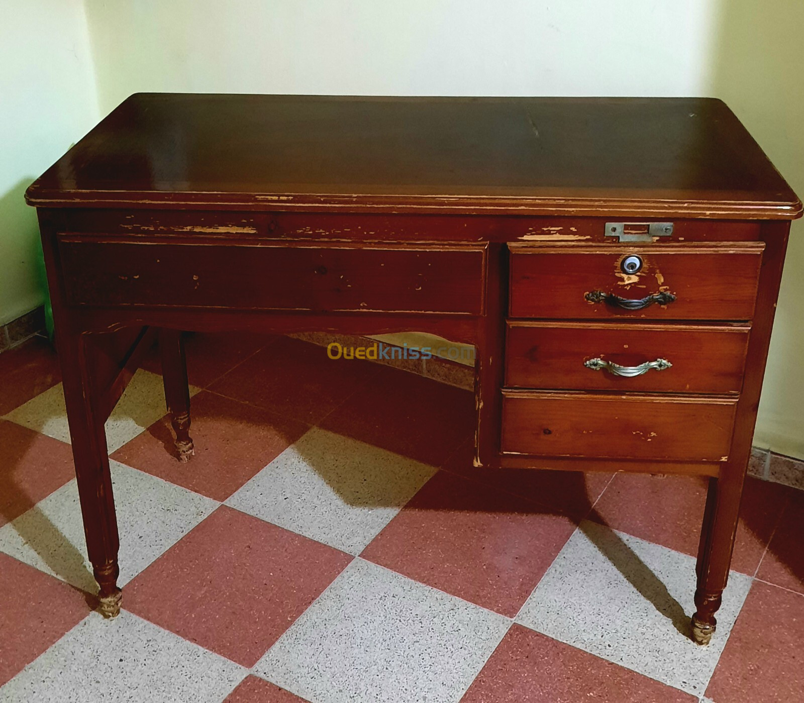 Bureau en bois rouge