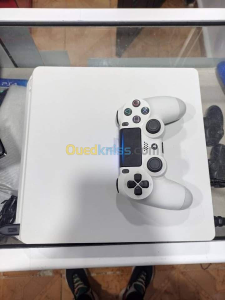 PlayStation 4 Slim 