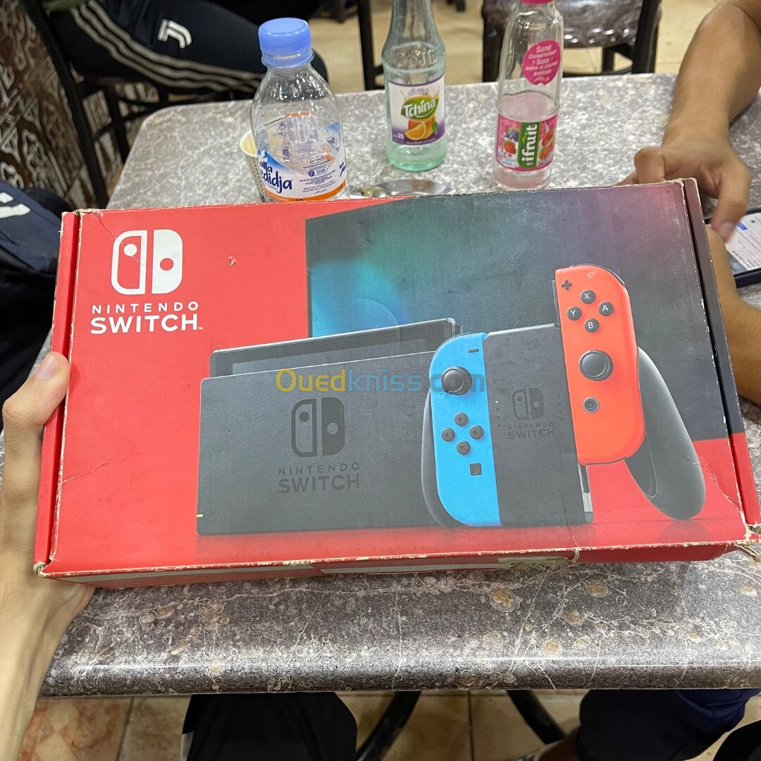 Nintendo switch v2 2021 avec tout ses accessoires état 10/10 non flashé 