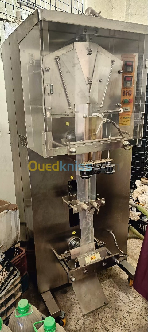 machine de conditionnement de liquide  آلة تعبئة المشروبات 