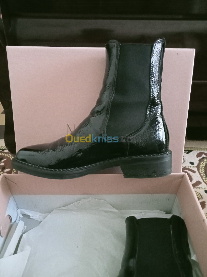 Bottines en cuir vernis de marque 