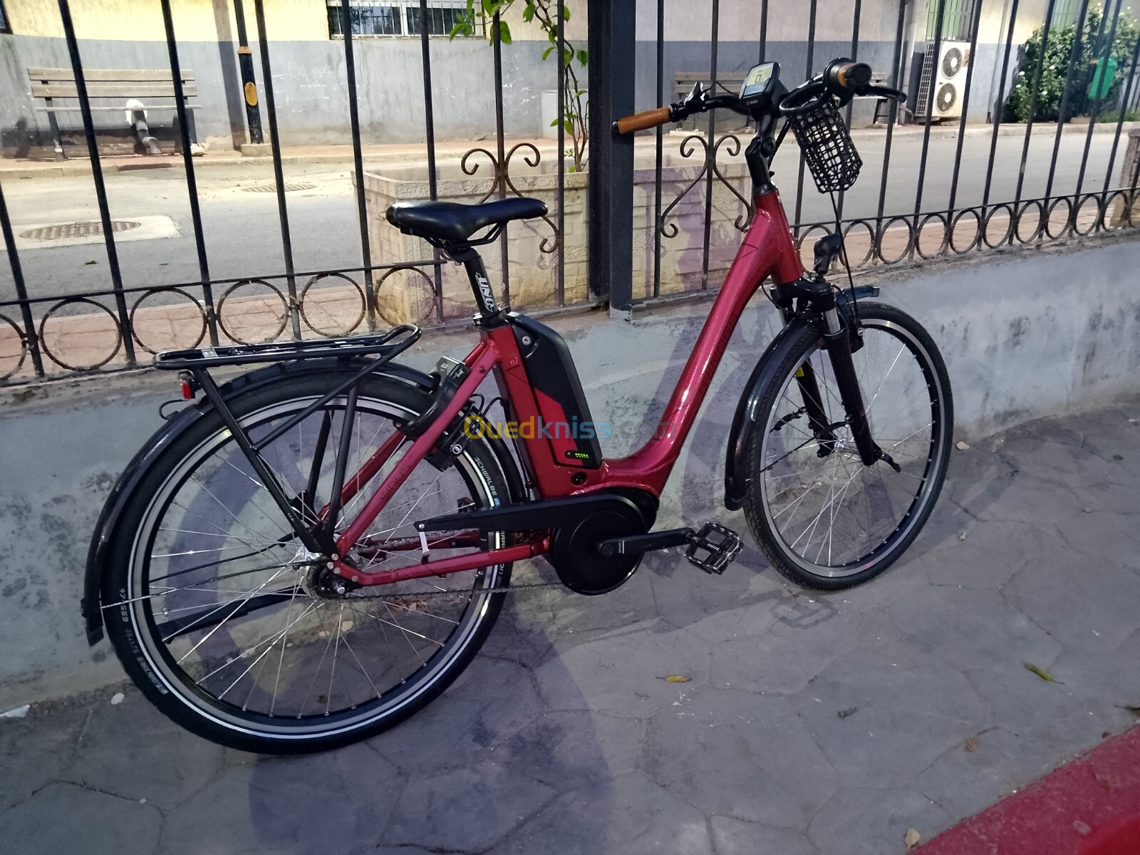 Vélo électrique avec chargeur