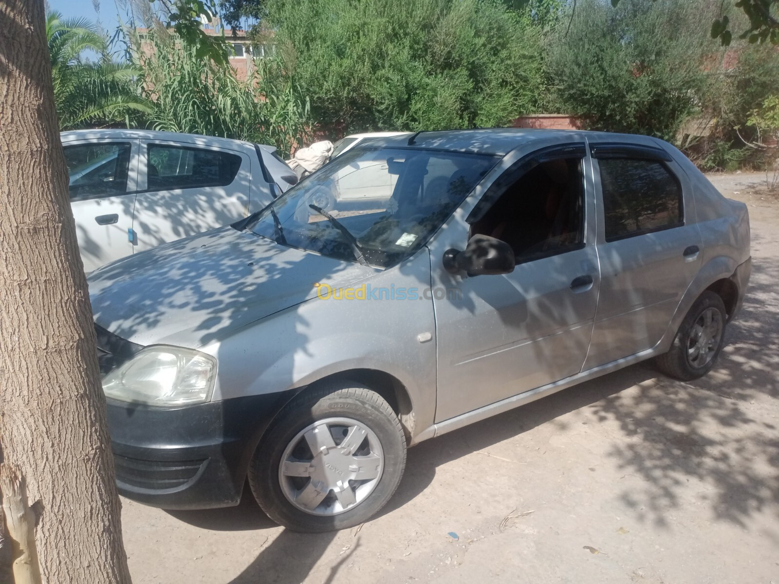 Dacia Logan 2010 لباز