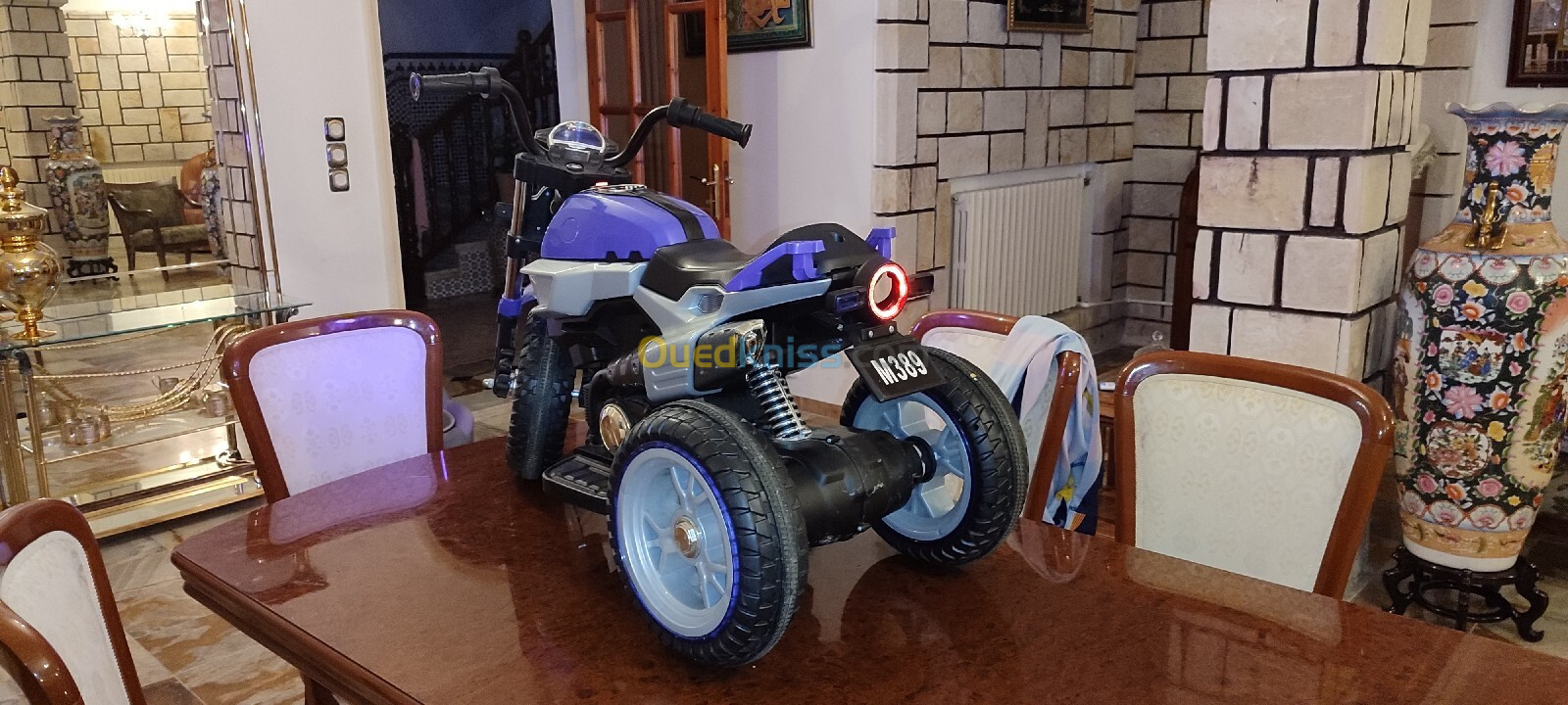 Moto pour enfants presque neuf très peu roulé avec chargeur et radio flash disque