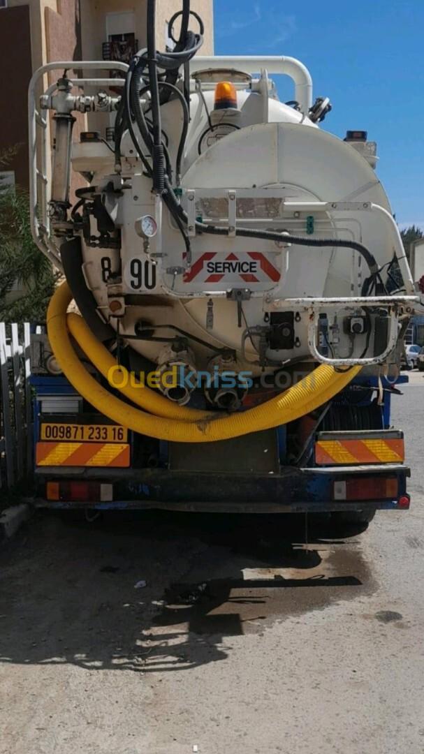 Camion hydrocureur débouchage curage des canalisations Vidange fosses. 