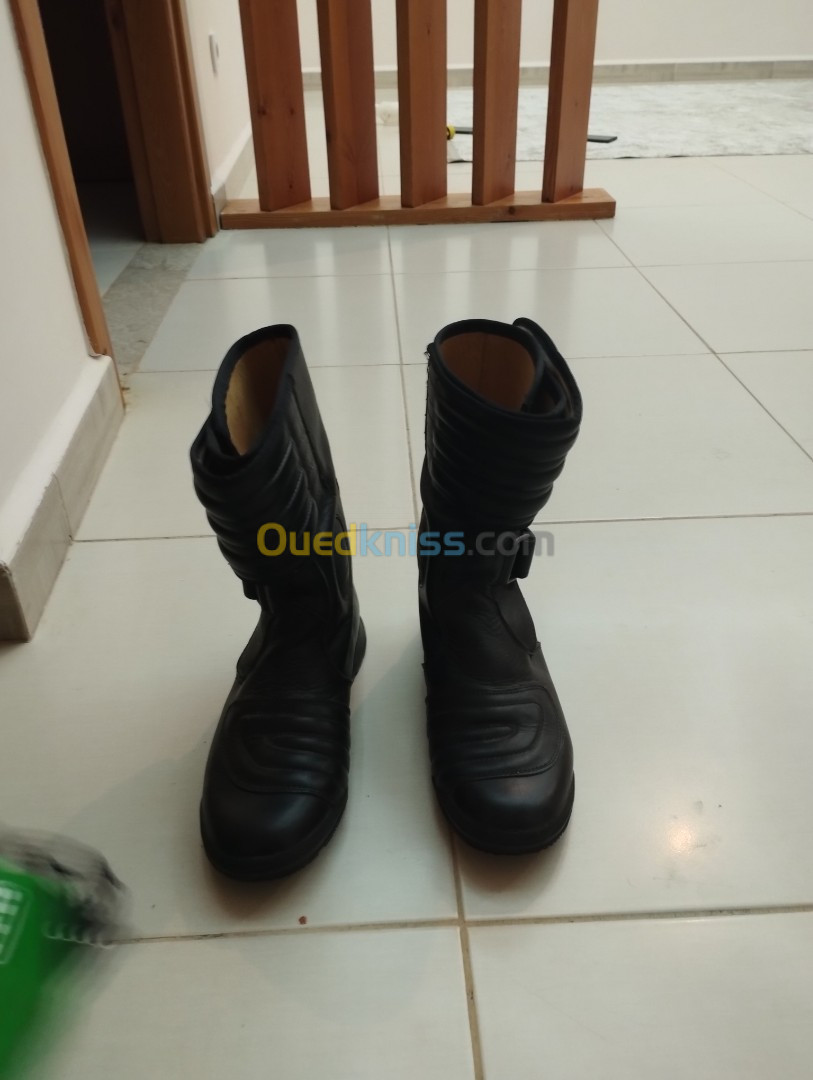 Bottes motos cuir noir neuf 