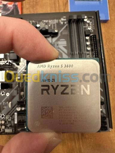 AMD Ryzen 5 3600 Wraith Stealth (3.6 GHz / 4.2 GHz) Boîte