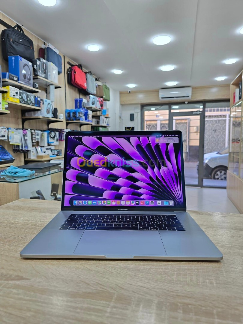 MacBook Pro (2018) 15.4" Touch Bar i7 16GB /512GB & RADEON PRO 560X 4GB GDDR6