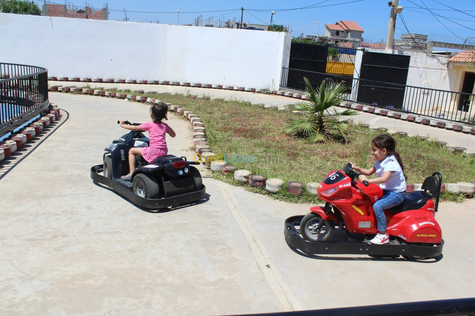 VOITURES ELECTRIQUES POUR ENFANTS