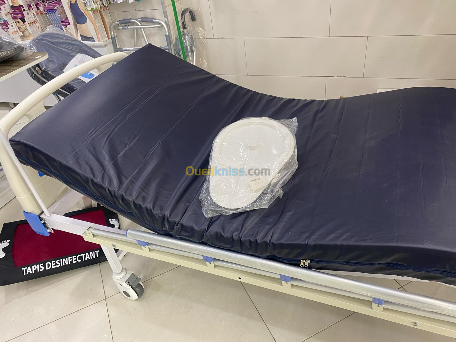 LIT  d'hospitalisation 3 positon avec matelas et bassin de lit Gratuit 