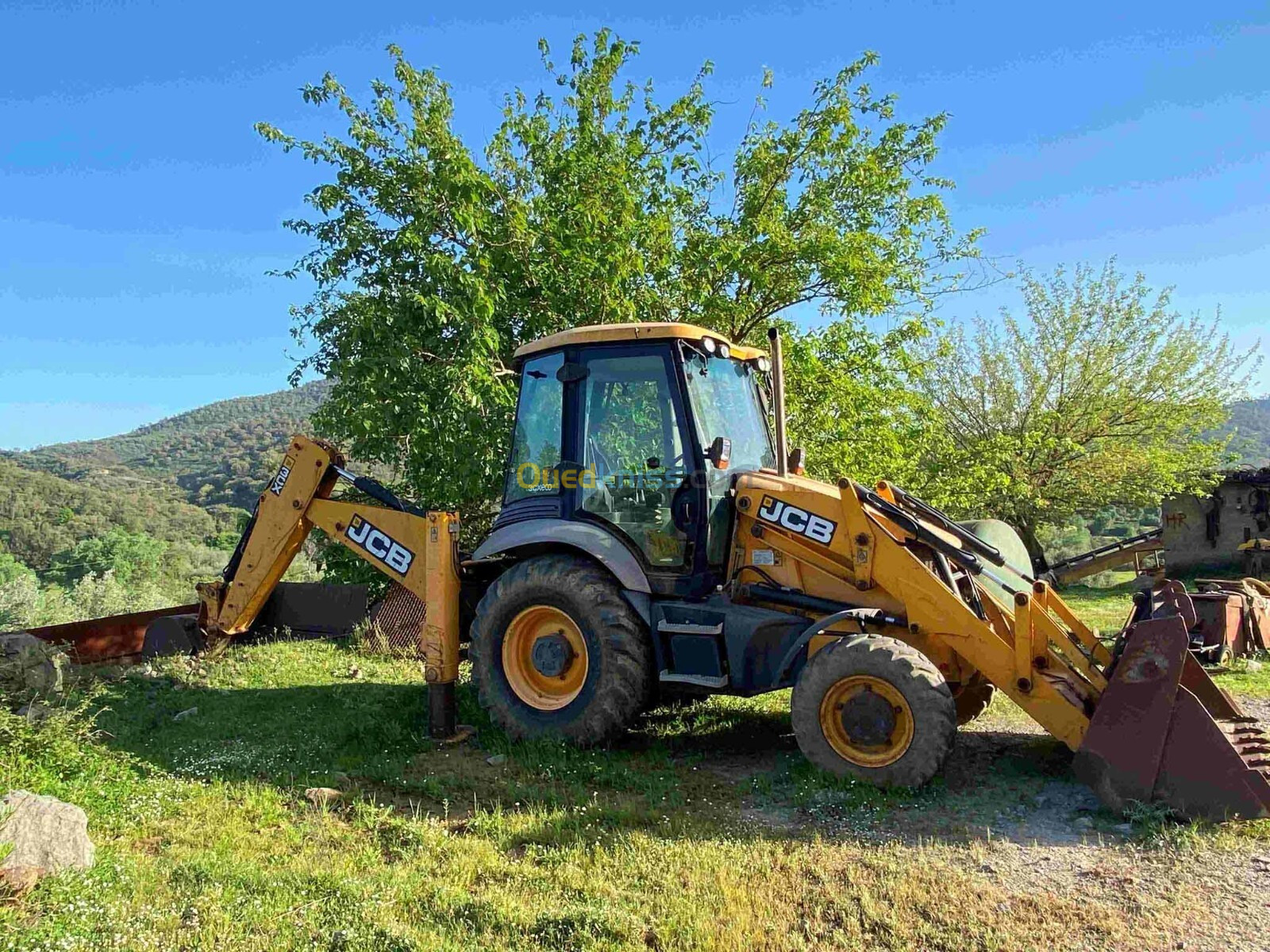 (بيع عتاد متحرك و آليات مختلفة) RENAULT-JCB-......... 