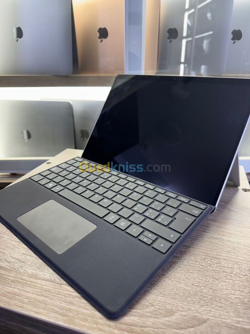 Surface pro 8 i5-1145G7 8gb 256ssd avec clavier et stylet 