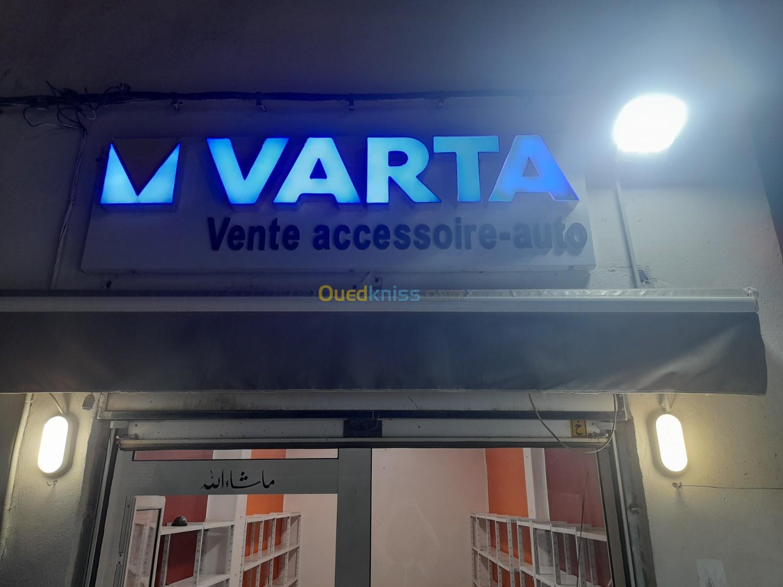 +etageur Panneau VARTA accessoires autou + vitrine présentoirs  