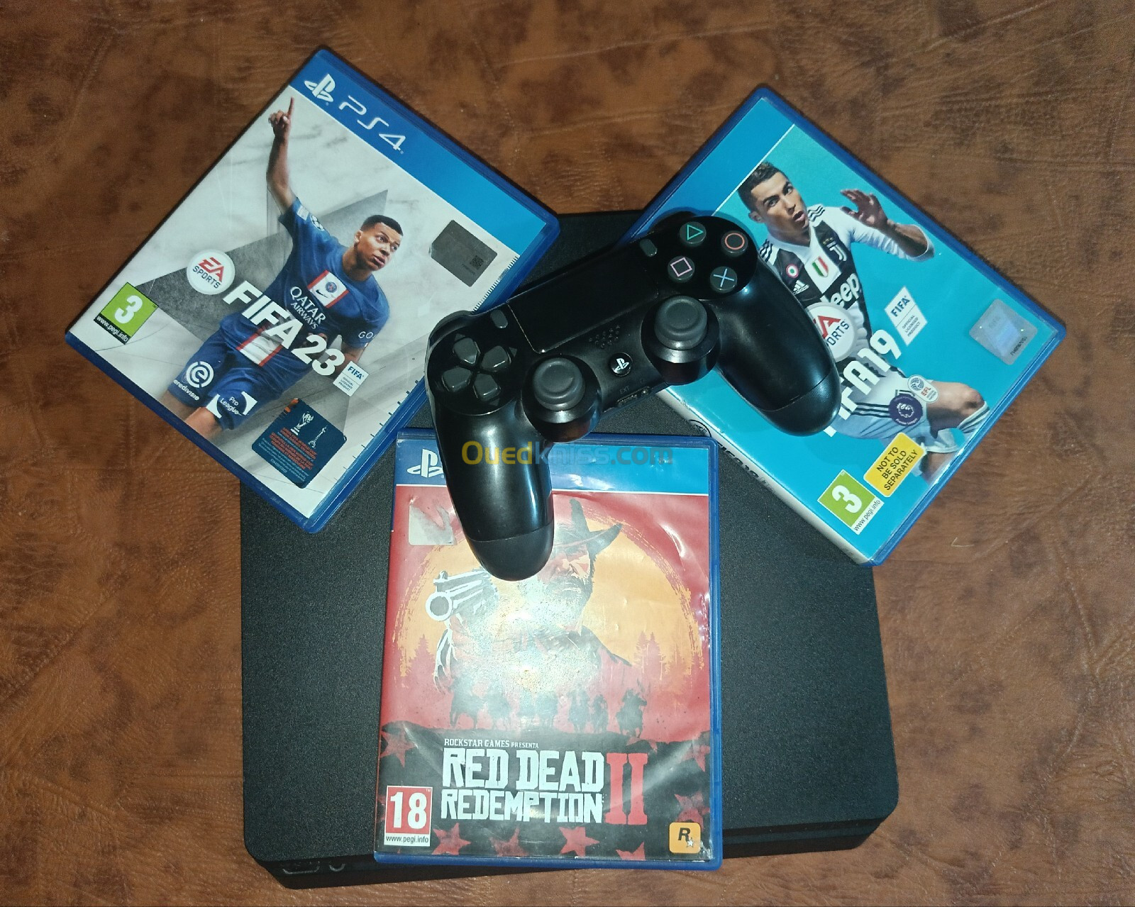 PS 4 slim très bonne état plen de jeux FIFA19 23 PES 24 rdr2 GTA 5 