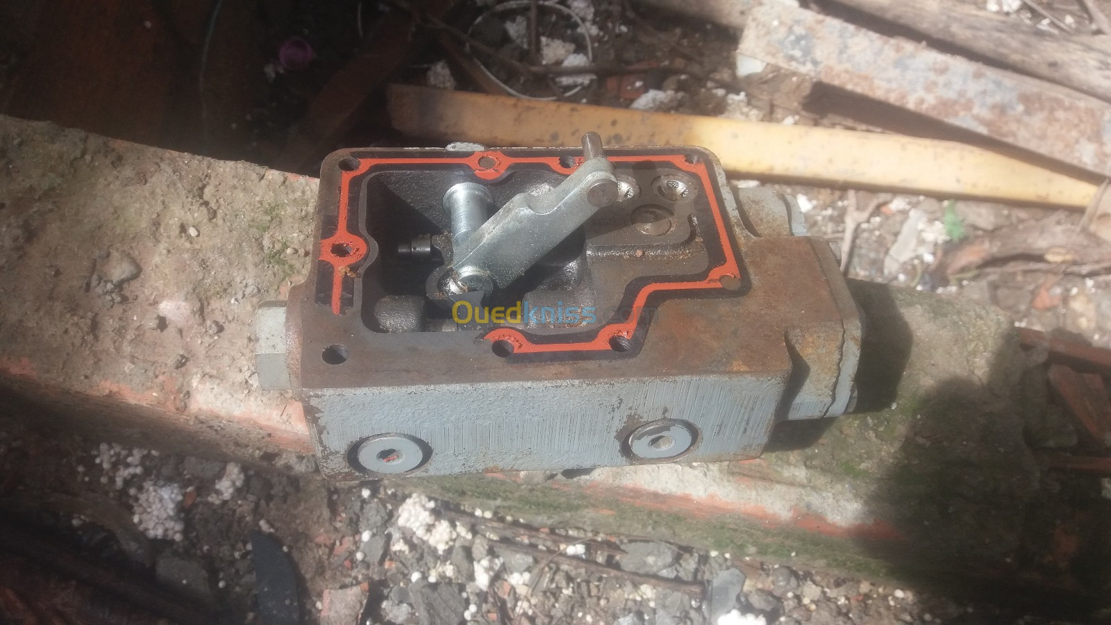 Distributeur pompe hydraulique malaxeur et compacteur