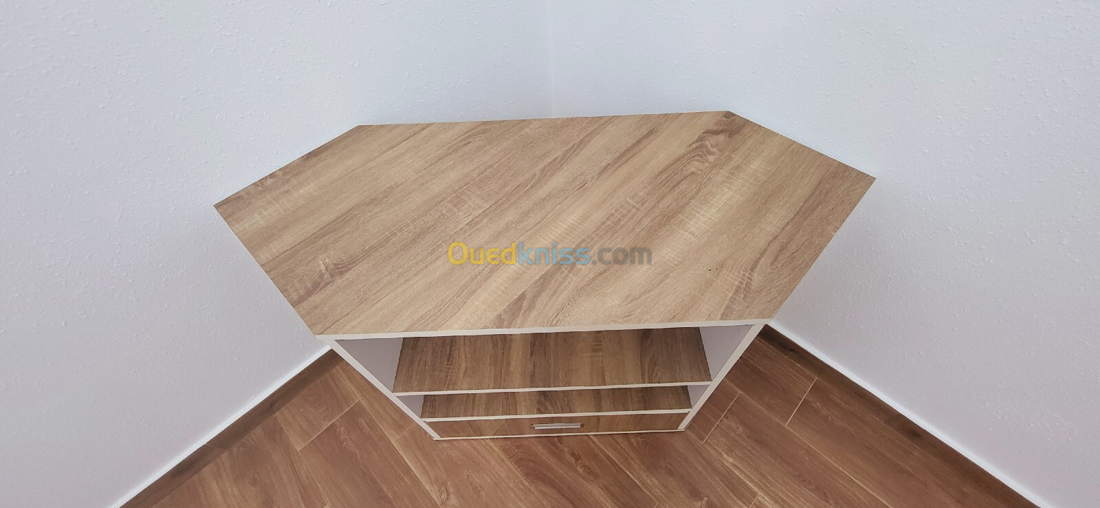 Une table de coin/ Coiffeuse 