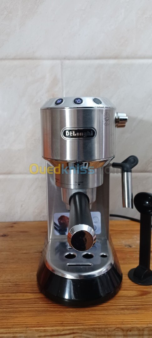 DE'LONGHI Machine expresso De'Longhi Dedica EC695.M