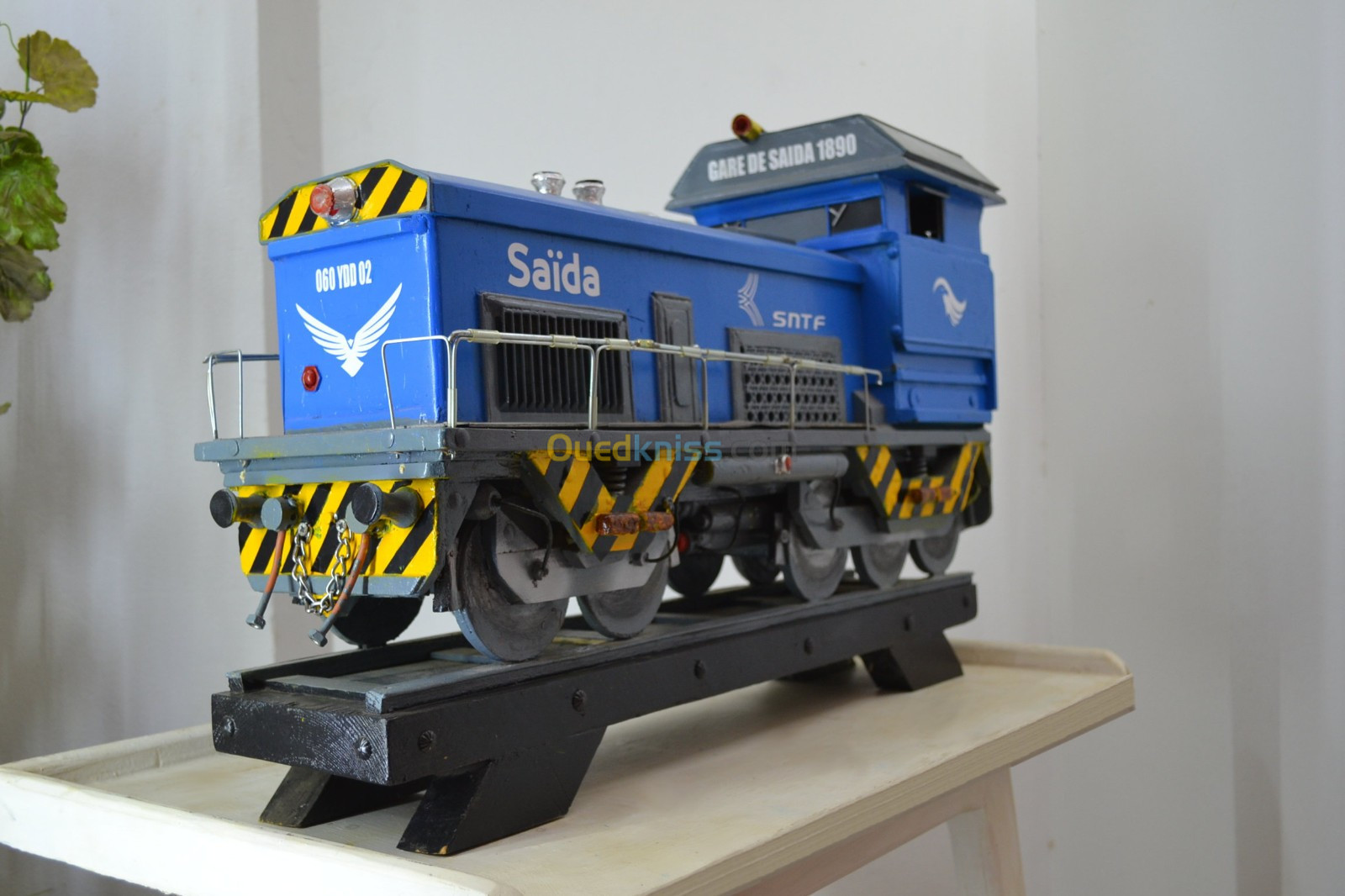 Maquette de Locomotive Diesel 3e Gen Modèle réduit en bois, échelle 1:16