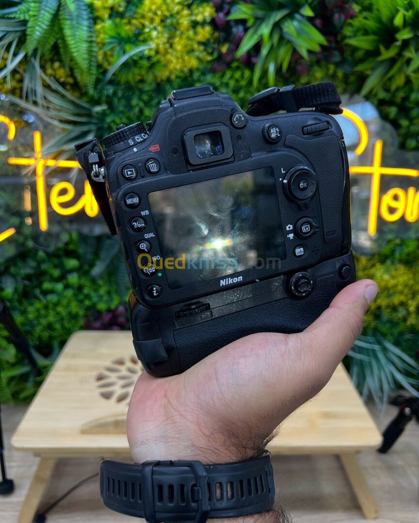 Nikon D7100 boitier nu avec grip en excellent état batterie et chargeur  Click : 39k