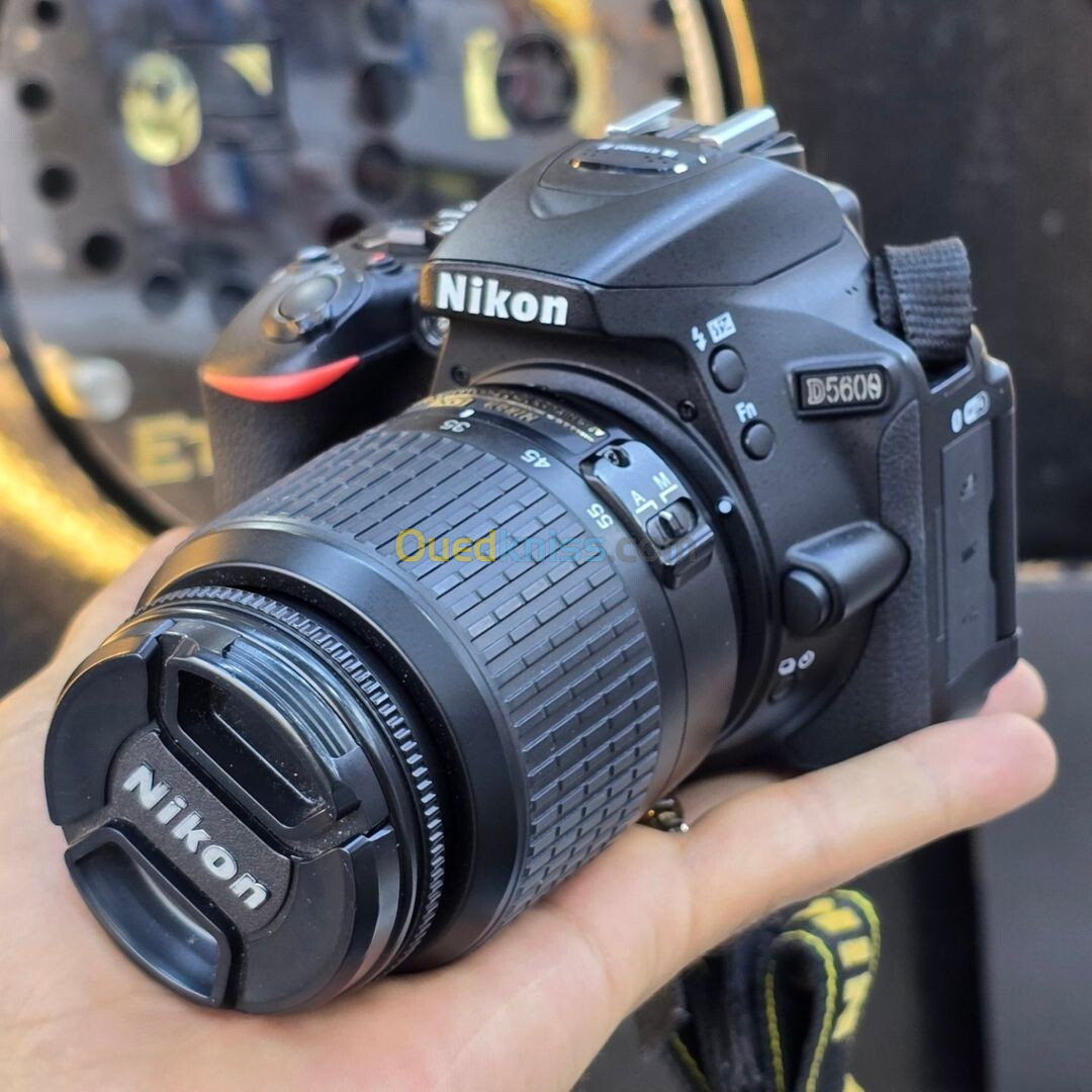 Nikon D5600 avec objectif 18-55 excellent état avec batterie et chargeur  Click : 7k