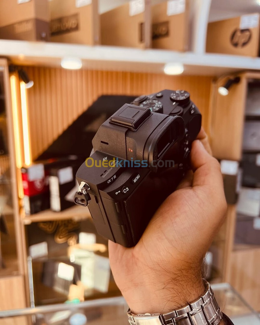 Sony A7 III botier nu neuf jamais utilisé sans boite avec tous les accessoires  Click : 0