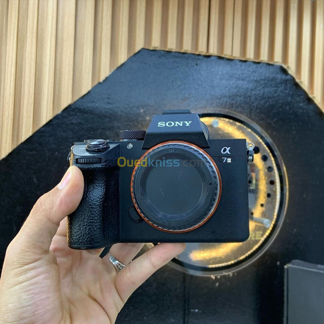 Sony A7 III botier nu en excellent état avec batterie et chargeur  Click : 230k