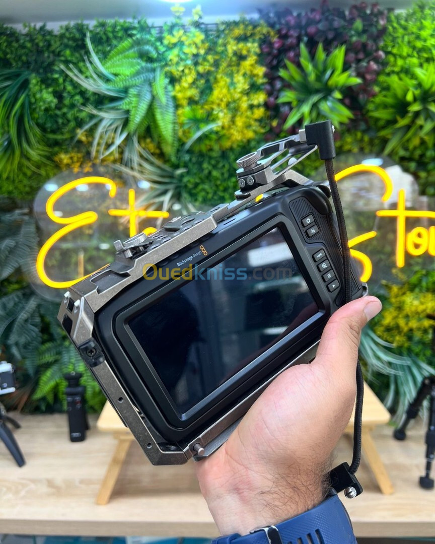 Blackmagic 4k pocket cinema camera + tilta full cage en excellent état avec chargeur