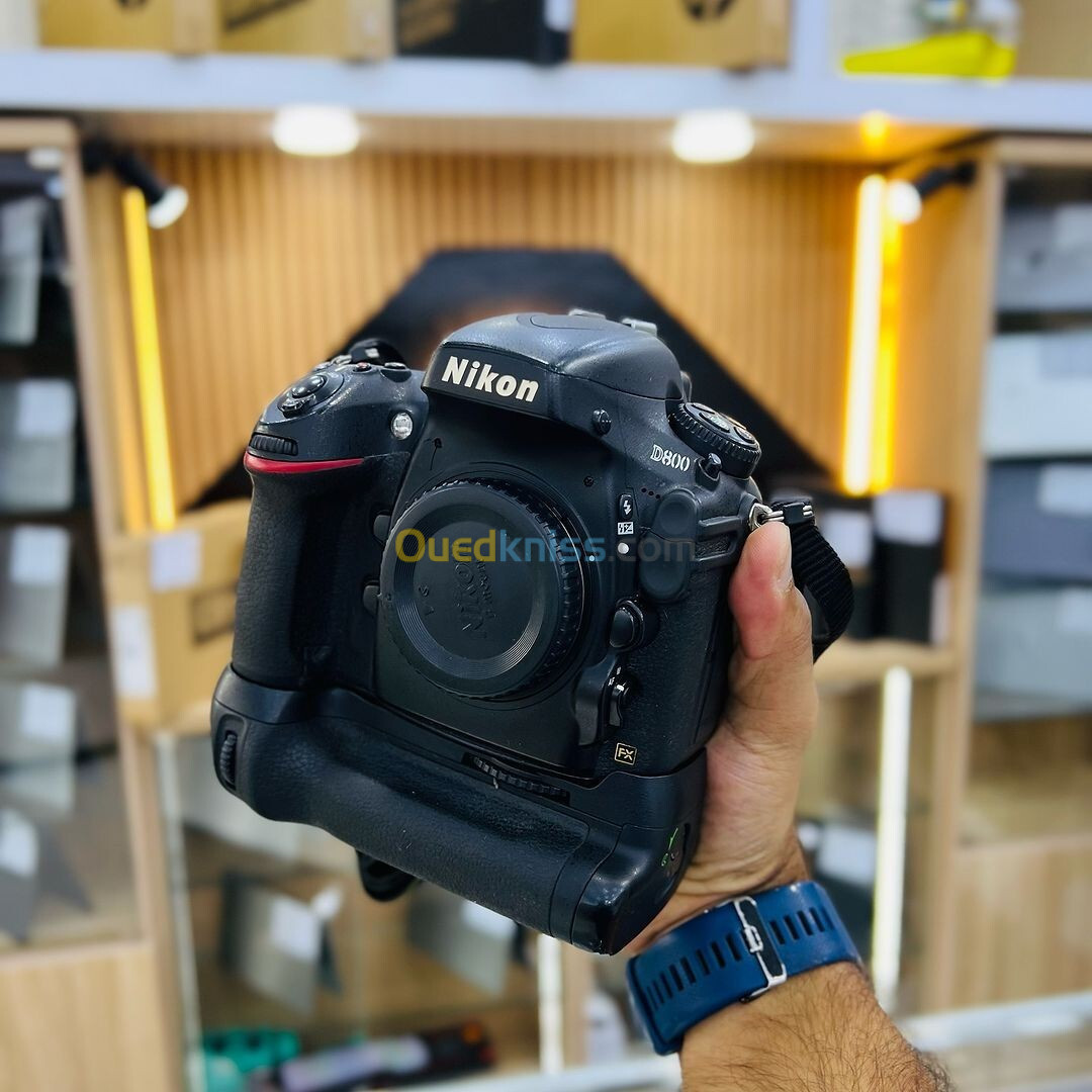 Nikon D800 boitier nu avec grip en excellent état batterie et chargeur  Click : 185k