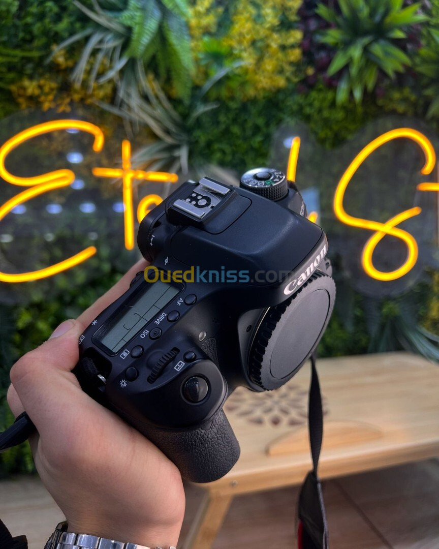 CANON 80 D nu en excellent etat avec batterie et chargeur Click: 9k