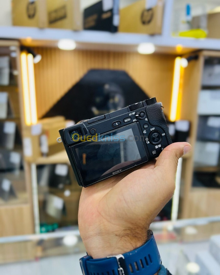 Sony A6300 avec 35mm f/1.8 en excellent état batterie et chargeur  Click : 14k