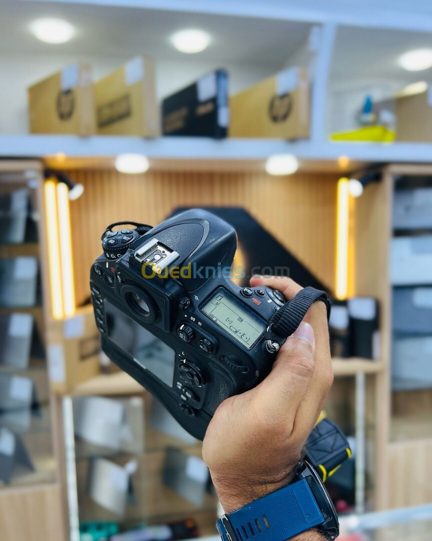 Nikon D800 boitier nu avec grip en excellent état batterie et chargeur  Click : 185k