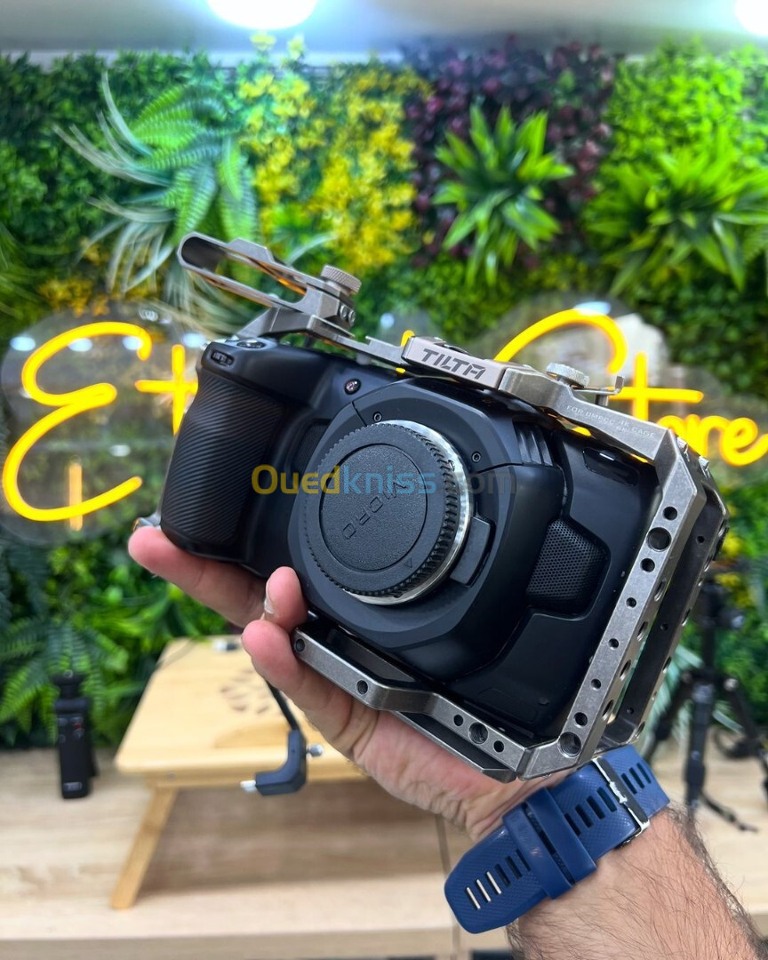 Blackmagic 4k pocket cinema camera + tilta full cage en excellent état avec chargeur