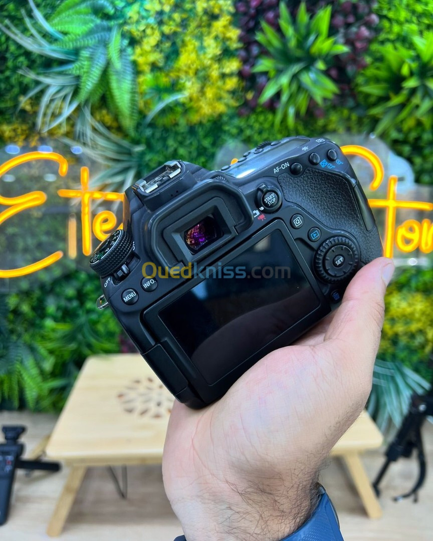 Canon 80D boitier nu en excellent état avec batterie et chargeur  Click : 40k