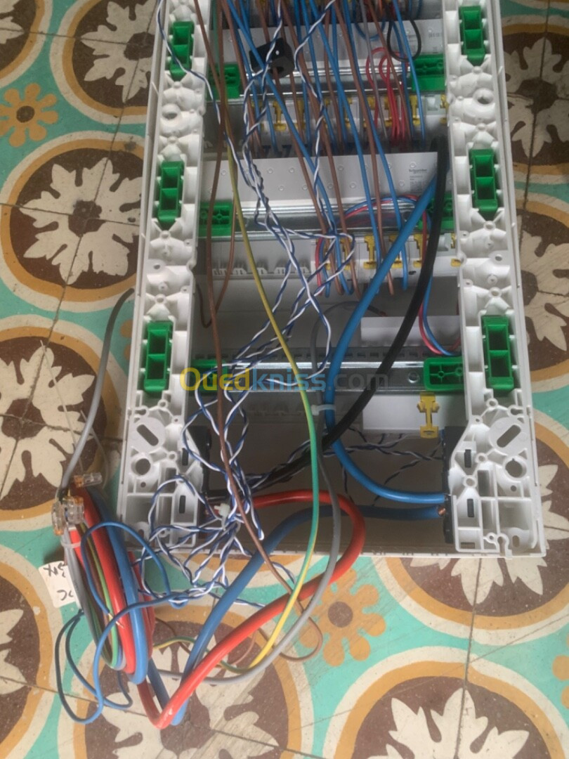 Tableau électrique Schneider neuf 4 rangées pré câbles 