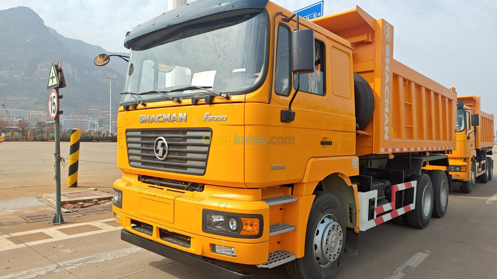 SHACMAN SHACMAN F2000 CAMION A BENNE , MALAXEUR , CITERNE 2024