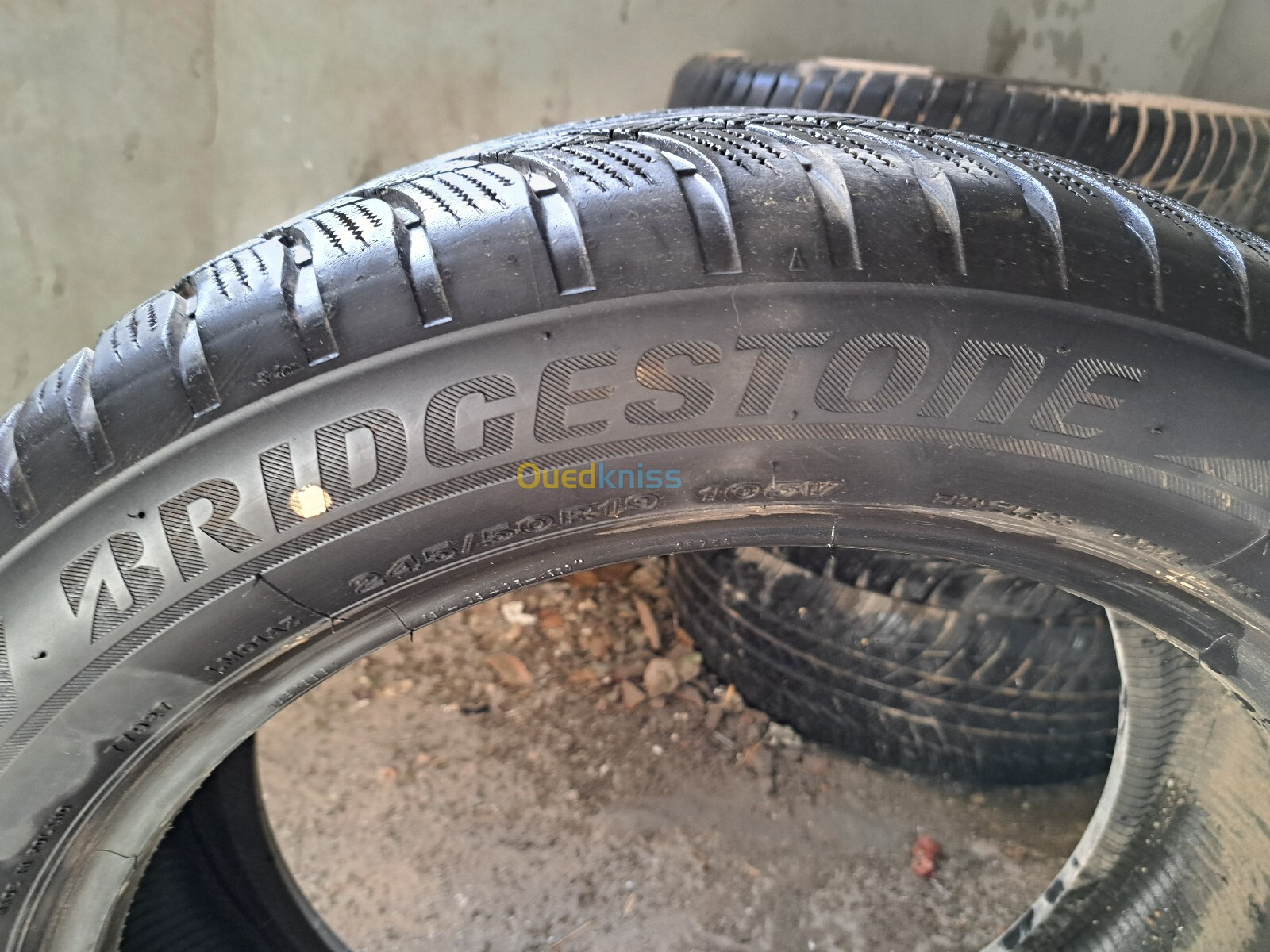 Pneus BRIDGESTONE 245/50 et pirelli235/35