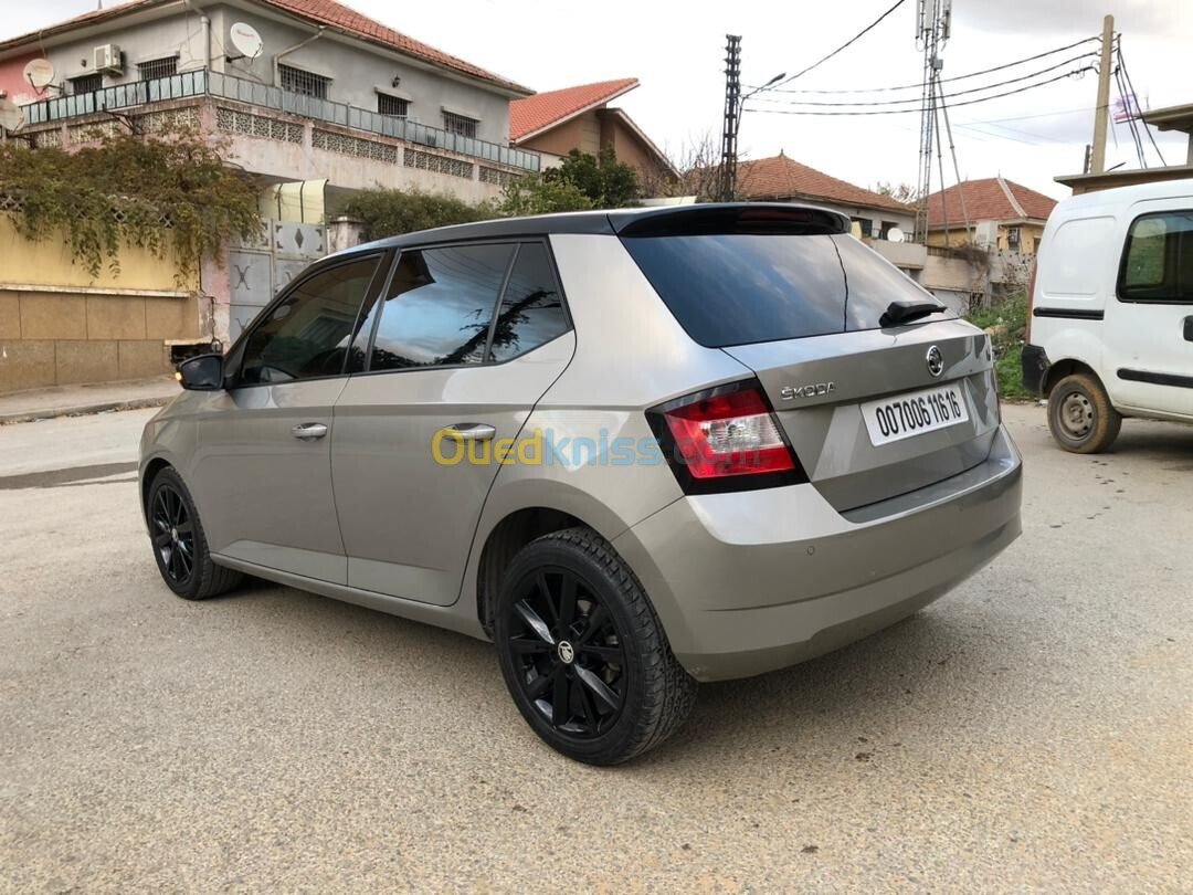 Skoda Fabia 2016 Style (avec toit panoramique)