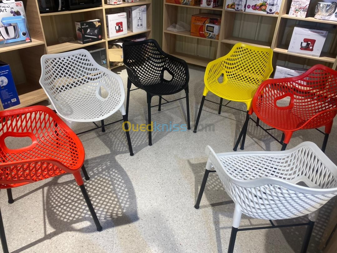 Tables et chaises plastique métal bois