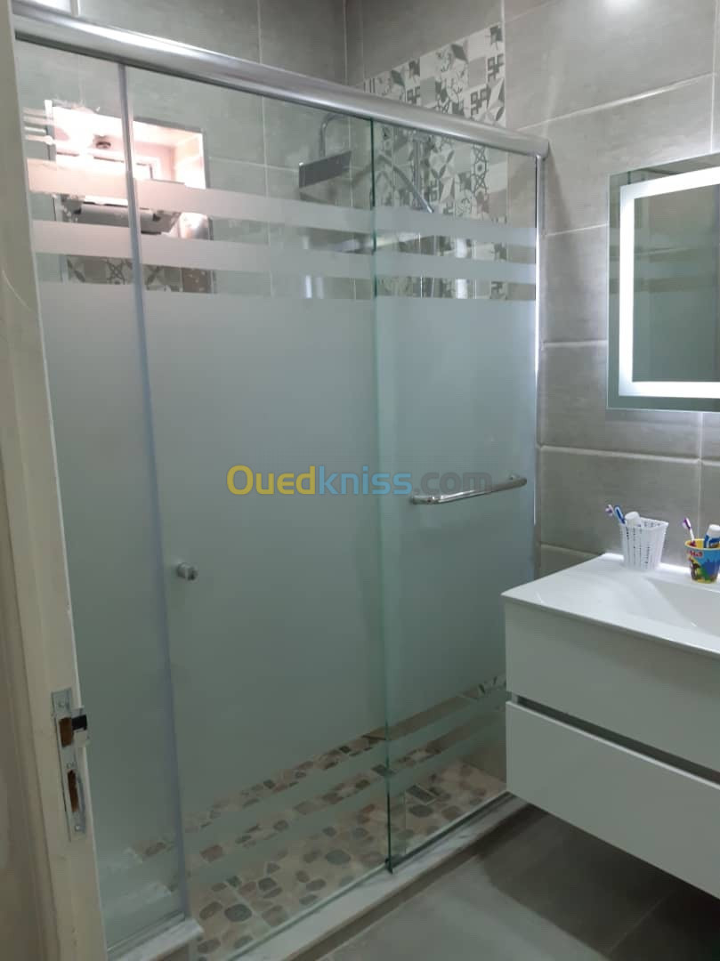 Cabine de douche et vitrin verre trempé sur mesure