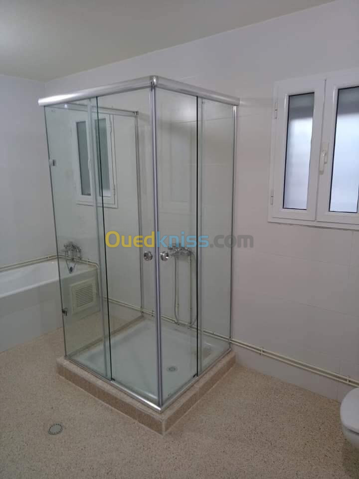 Cabine de douche, vitrines 