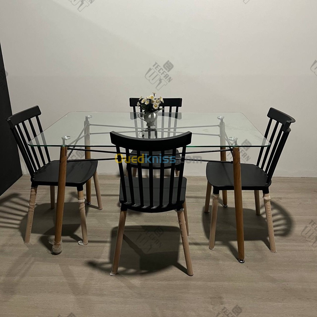 Table en verre trempé avec 4 chaises 